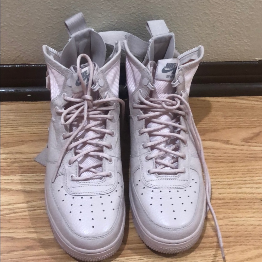 Nike AF1. Can fit 8.5 womens. Size 7 kids.